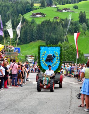 8 Temmuz 2018 San Pietro Val di Funes İtalya 'da, South Tyrolean kostüm geçidinde...
