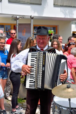 Güney Tirol kostümlü müzik orkestrası, tipik South Tyrolean şarkılarını çalacak şekilde tüm ülkeyi dolaşıyor. Villnosser dorffest - 8 Temmuz 2018 San Pietro Val di Funes İtalya