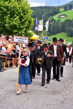 Güney Tirol kostümlü müzik orkestrası, tipik South Tyrolean şarkılarını çalacak şekilde tüm ülkeyi dolaşıyor. Villnosser dorffest - 8 Temmuz 2018 San Pietro Val di Funes İtalya