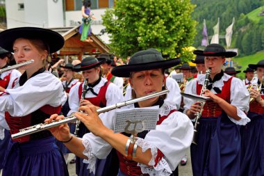 Güney Tirol kostümlü müzik orkestrası, tipik South Tyrolean şarkılarını çalacak şekilde tüm ülkeyi dolaşıyor. Villnosser dorffest - 8 Temmuz 2018 San Pietro Val di Funes İtalya