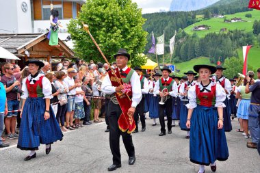 Güney Tirol kostümlü müzik orkestrası, tipik South Tyrolean şarkılarını çalacak şekilde tüm ülkeyi dolaşıyor. Villnosser dorffest - 8 Temmuz 2018 San Pietro Val di Funes İtalya