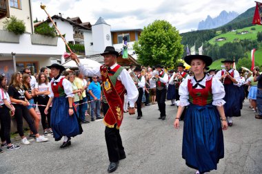 Güney Tirol kostümlü müzik orkestrası, tipik South Tyrolean şarkılarını çalacak şekilde tüm ülkeyi dolaşıyor. Villnosser dorffest - 8 Temmuz 2018 San Pietro Val di Funes İtalya