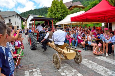 Sanatçılar ve tersaneciler gösteri vagonu Köy köylüleri ziyafeti - 8 Temmuz 2018 St. Peter Val di Funes İtalya