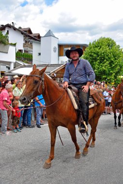 Atlarıyla bir köylünün geçit töreni Köylü ziyafeti - 8 Temmuz 2018 St. Peter Val di Funes İtalya