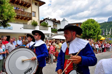 Güney Tirol kostümlü müzik orkestrası, tipik South Tyrolean şarkılarını çalacak şekilde tüm ülkeyi dolaşıyor. Villnosser dorffest - 8 Temmuz 2018 San Pietro Val di Funes İtalya