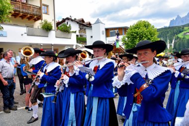 Güney Tirol kostümlü müzik orkestrası, tipik South Tyrolean şarkılarını çalacak şekilde tüm ülkeyi dolaşıyor. Villnosser dorffest - 8 Temmuz 2018 San Pietro Val di Funes İtalya
