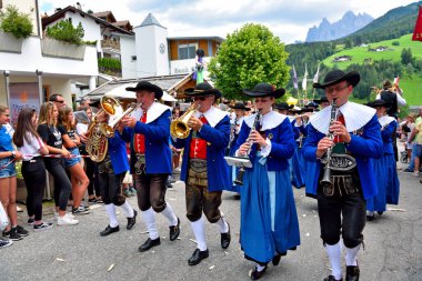 Güney Tirol kostümlü müzik orkestrası, tipik South Tyrolean şarkılarını çalacak şekilde tüm ülkeyi dolaşıyor. Villnosser dorffest - 8 Temmuz 2018 San Pietro Val di Funes İtalya