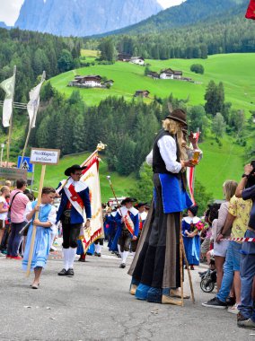 Tipik Güney Tirol giysili adamlar, köy festivali - 8 Temmuz 2018 San Pietro Val di Funes İtalya