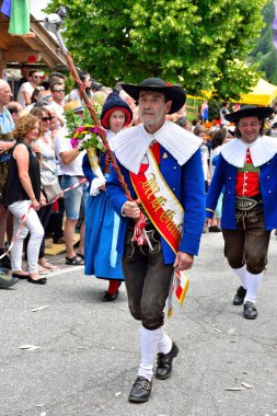 Güney Tirol kostümlü müzik orkestrası, tipik South Tyrolean şarkılarını çalacak şekilde tüm ülkeyi dolaşıyor. Villnosser dorffest - 8 Temmuz 2018 San Pietro Val di Funes İtalya