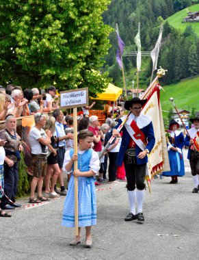 Güney Tirol kostümlü müzik orkestrası, tipik South Tyrolean şarkılarını çalacak şekilde tüm ülkeyi dolaşıyor. Villnosser dorffest - 8 Temmuz 2018 San Pietro Val di Funes İtalya