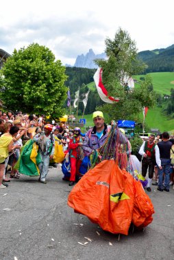 Genç paraşütçülerin geçit töreni Villnosser Dorffest, Kasaba Festivali - 8 Temmuz 2018 St. Peter Val di Funes İtalya
