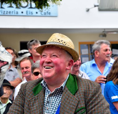 Gülümseyen Güney Tirol 'lü yaşlı adamın portresi villnosser dorffest, köyün ziyafeti - 8 Temmuz 2018 St Peter Val di Funes Italy