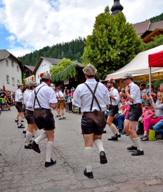 Tipik Güney Tirol kıyafetleri içindeki erkekler, tipik bir Güney Tirol dans köyü festivali Villnosser dorffest 'inde 8 Temmuz 2018 San Pietro Val di Funes İtalya