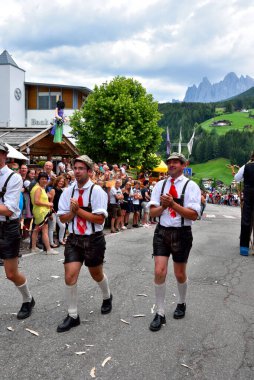 Tipik Güney Tirol kıyafetleri içindeki erkekler, tipik bir Güney Tirol dans köyü festivali Villnosser dorffest 'inde 8 Temmuz 2018 San Pietro Val di Funes İtalya