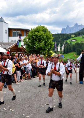 Tipik Güney Tirol kıyafetleri içindeki erkekler, tipik bir Güney Tirol dans köyü festivali Villnosser dorffest 'inde 8 Temmuz 2018 San Pietro Val di Funes İtalya
