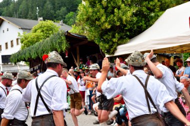 Tipik Güney Tirol kıyafetleri içindeki erkekler, tipik bir Güney Tirol dans köyü festivali Villnosser dorffest 'inde 8 Temmuz 2018 San Pietro Val di Funes İtalya