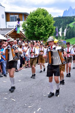 Güney Tyrolean kostümlü müzik orkestrası tüm ülkeyi tipik Alto Aetesyan şarkıları çalmaktadır. Kasaba festivali Villnosser dorffest 8 Temmuz 2018 San Pietro Val di Funes İtalya