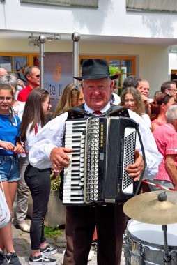 Güney Tyrolean kostümlü müzik orkestrası tüm ülkeyi tipik Alto Aetesyan şarkıları çalmaktadır. Kasaba festivali Villnosser dorffest 8 Temmuz 2018 San Pietro Val di Funes İtalya