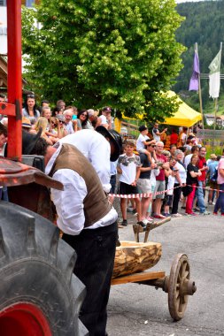 Sanatçılar ve tersaneciler gösteri vagonu Köy köylüleri ziyafeti - 8 Temmuz 2018 St. Peter Val di Funes İtalya