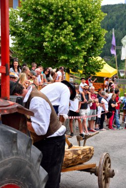 Sanatçılar ve tersaneciler gösteri vagonu Köy köylüleri ziyafeti - 8 Temmuz 2018 St. Peter Val di Funes İtalya