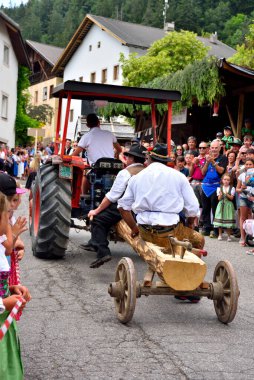 Sanatçılar ve tersaneciler gösteri vagonu Köy köylüleri ziyafeti - 8 Temmuz 2018 St. Peter Val di Funes İtalya