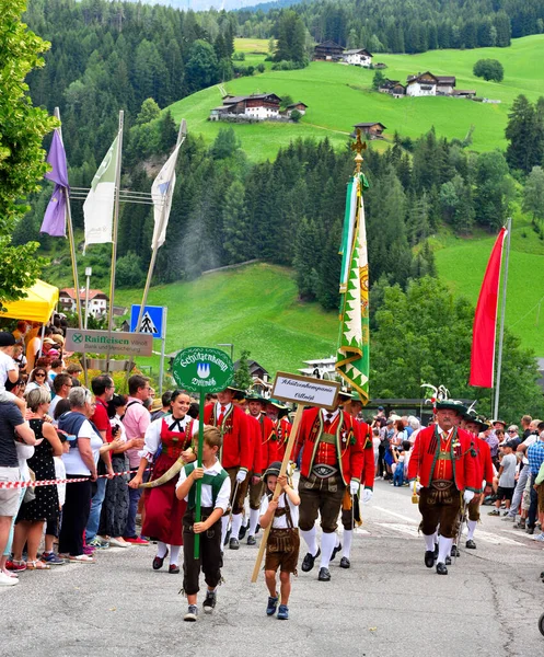 Procesja Mężczyzn Typowych Południowych Strojach Tyrolskich Wiejskim Festiwalu Villnosser Dorffest — Zdjęcie stockowe
