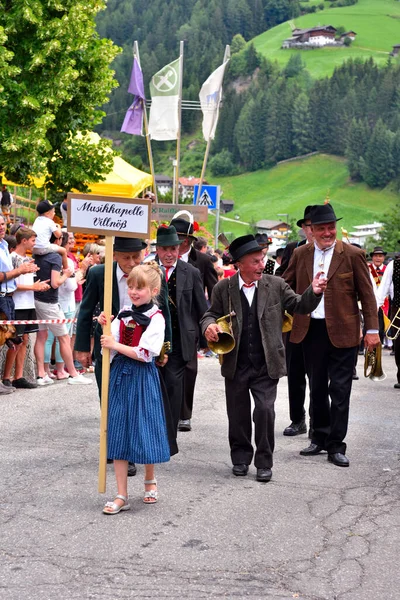 Hudební Orchestr Kostýmu Jižního Tyrolska Protíná Celou Zemi Hraním Typických — Stock fotografie