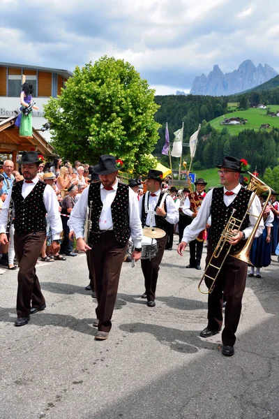 Orchestra Musicale Costume Altoatesino Attraversa Tutto Paese Suonando Canzoni Tipiche — Foto Stock