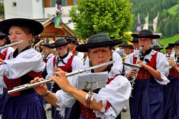 Orchestra Musicale Costume Altoatesino Attraversa Tutto Paese Suonando Canzoni Tipiche — Foto Stock