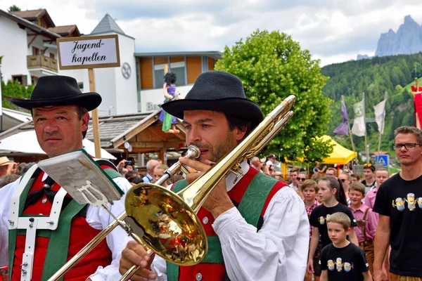 Orkiestra Muzyczna Stroju Południowego Tyrolu Przemierza Cały Kraj Grając Typowe — Zdjęcie stockowe