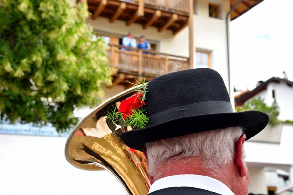 Południowy Tyrolu Człowiek Tyłu Gra Willnosser Puzon Dorffest Święto Chleba — Zdjęcie stockowe