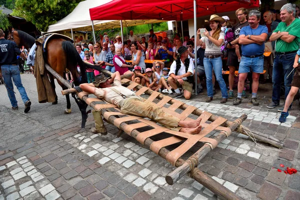 Wózek Wieśniakiem Ciągnięty Przez Konia Udającego Śpi Wiejski Festiwal Dorffest — Zdjęcie stockowe