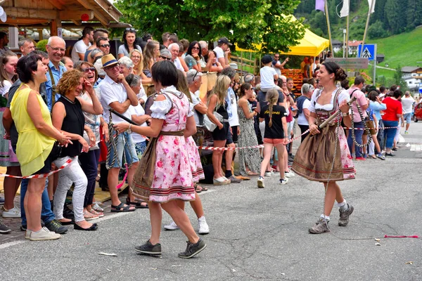 Młode Kobiety Trzaskające Bicze Południowotyrolskiej Wiosce Odzieżowej Festiwal Uśpionych Lipca — Zdjęcie stockowe