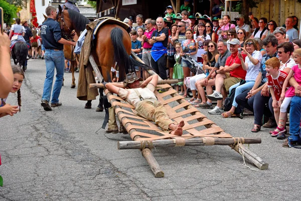 Wózek Wieśniakiem Ciągnięty Przez Konia Udającego Śpi Wiejski Festiwal Dorffest — Zdjęcie stockowe