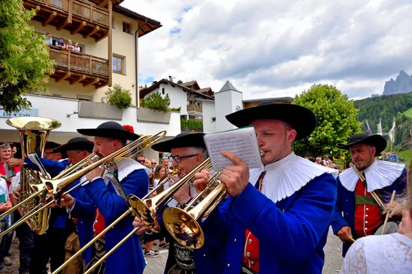 Orkiestra Muzyczna Stroju Południowego Tyrolu Przemierza Cały Kraj Grając Typowe — Zdjęcie stockowe