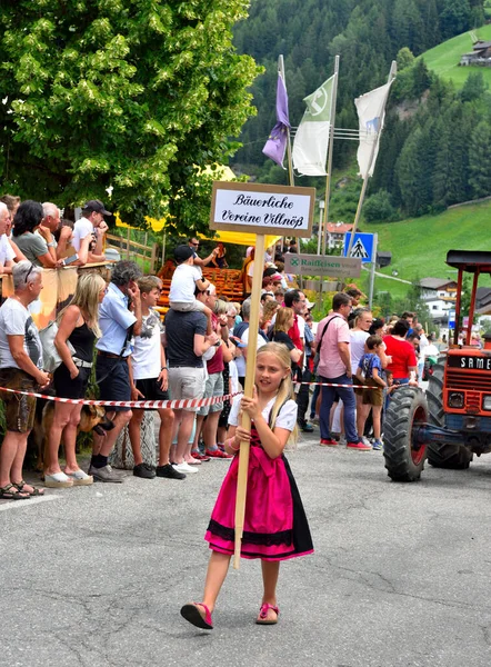Mała Dziewczynka Typowymi Tyrolskimi Paradami Sukienkowymi Paradzie Wsi Villnosser Dorffest — Zdjęcie stockowe
