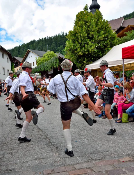 Muži Typických Jižních Tyrolských Šatech Procházejí Zemi Tančí Typický Jihomyrolský — Stock fotografie