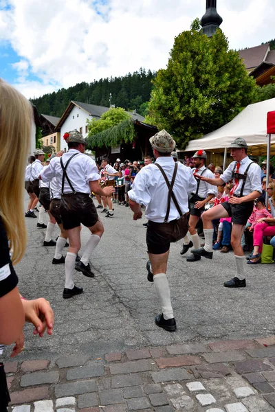 Mężczyźni Typowych Tyrolskich Ubraniach Spacerują Kraju Tańcząc Typowo Tyrolski Festiwal — Zdjęcie stockowe