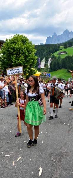 Orchestra Musicale Costume Altoatesino Attraversa Tutto Paese Suonando Canzoni Tipiche — Foto Stock