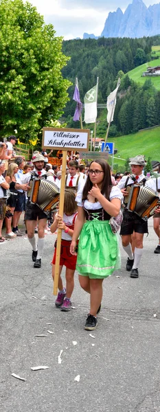 Orkiestra Muzyczna Stroju Południowego Tyrolu Przemierza Cały Kraj Grając Typowe — Zdjęcie stockowe