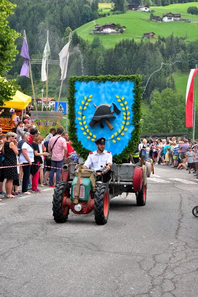 Lokalna Remiza Straży Pożarnej Południowym Tyrolu Kostiumy Parada Całym Kraju — Zdjęcie stockowe