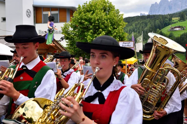 Orkiestra Muzyczna Tyrolskich Kostiumach Przecina Całą Wioskę Grając Typowe Pieśni — Zdjęcie stockowe