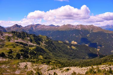 Rodella Gölü yolu üzerindeki panorama, Velturno, 2196 metre alto adial İtalya
