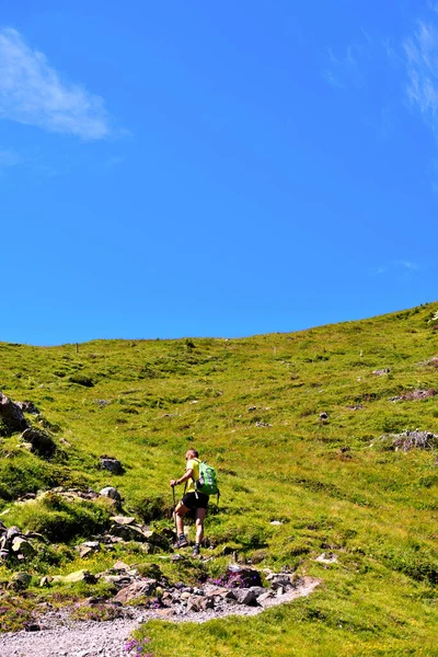 Man Wandelaar Wandelingen Met Uitzicht Odle Vanaf Rodella Meer Velturno — Stockfoto