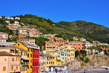 Bogliasco İtalya 'nın renkli evleriyle Ligurian balıkçı köyünün panoraması