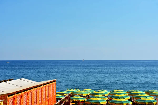 Albissola Marina Savona意大利的雨伞和海滩 — 图库照片