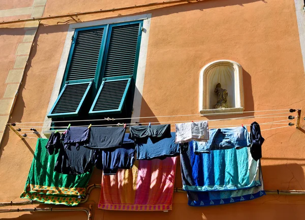 İtalya 'nın tarihi Albissola marinasının penceresi