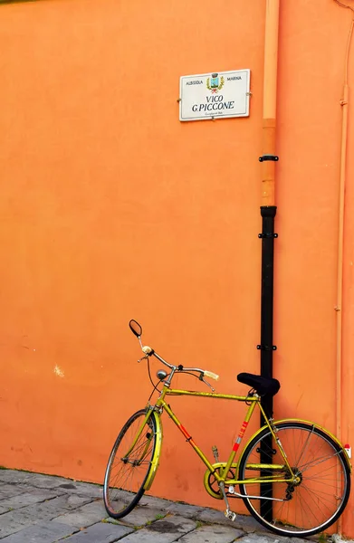 Велосипед Історичному Центрі Albissola Marina Savona Italy — стокове фото