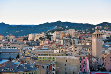 İtalya Savona Liguria 'nın tarihi merkezine bir göz atalım.