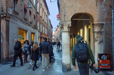 Tarihi binaları ve turistleriyle tarihi şehir merkezi. 10 Şubat 2018 Ferrara İtalya